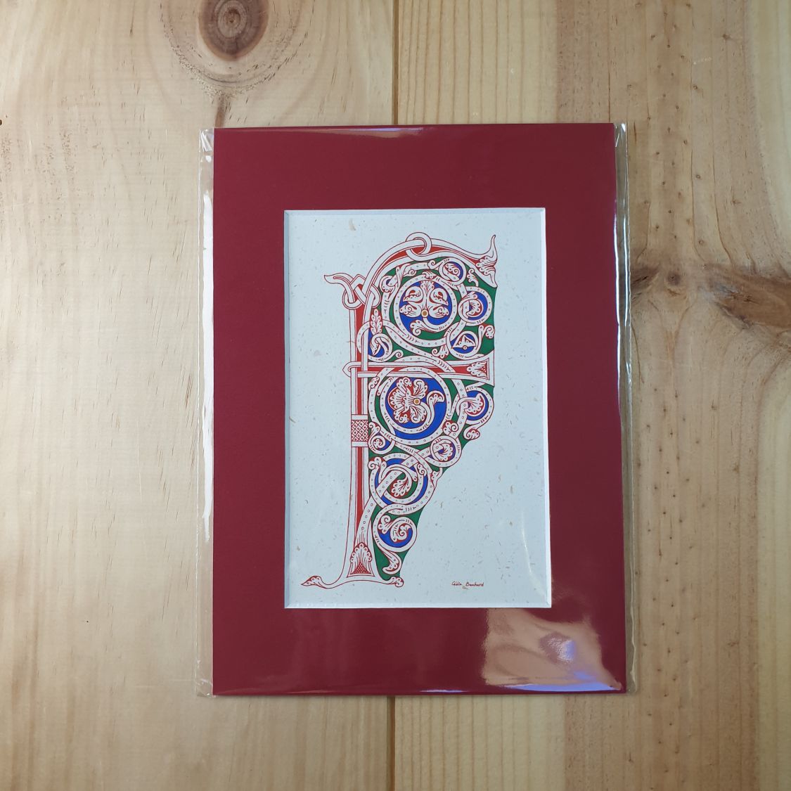 Letra F iluminada em estilo românico