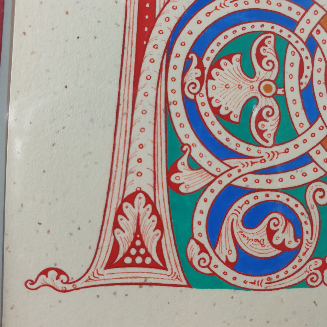 Letra H iluminada em estilo românico