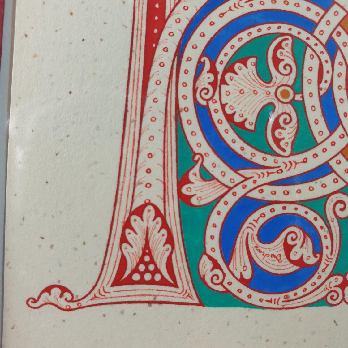 Letra H iluminada em estilo românico