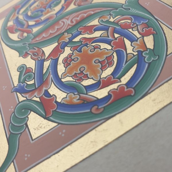 Letra S iluminada em estilo rom&acirc;nico