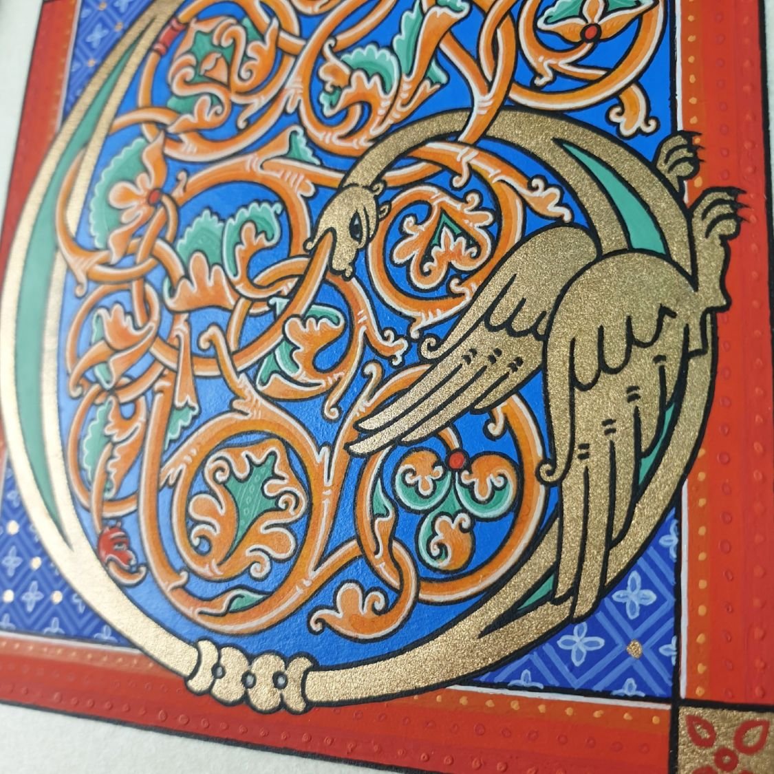 Letra G iluminada em estilo românico