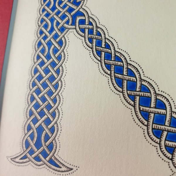 Letra K iluminada com entrela&ccedil;amento