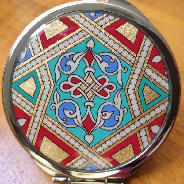 Espelho de saco iluminado em &aacute;rabe