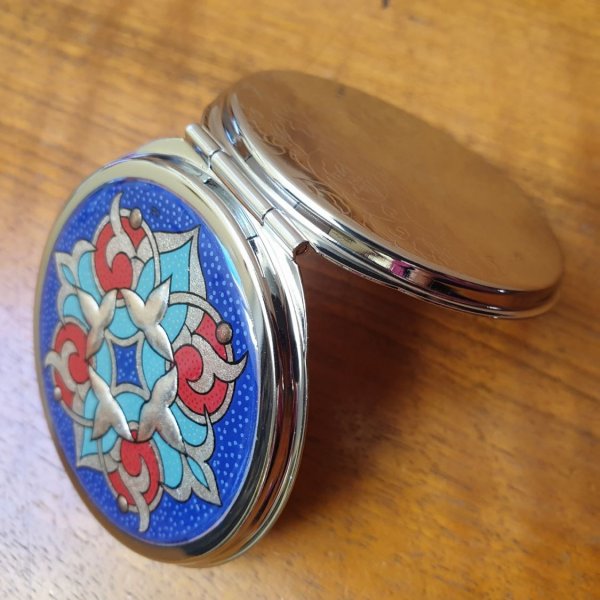 Espelho de saco iluminado em &aacute;rabe