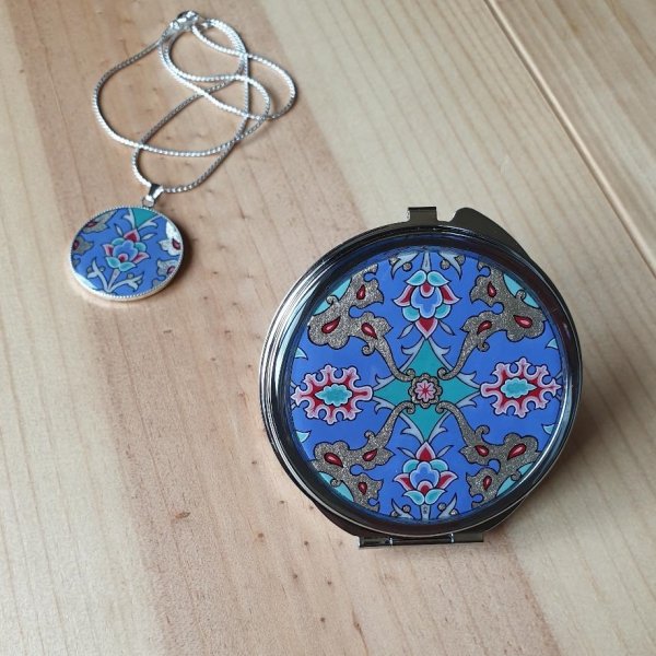 Miroir de sac enluminure fleurs et arabesques