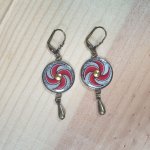 Brincos pendurados em espiral vermelha