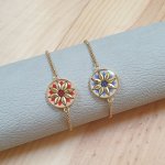 Pulseira ajustável com desenho de flor em ouro/azul sobre corrente de ouro