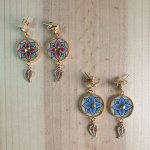 Brincos pendurados de flores rosa ou azul da primavera
