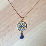 Colar pendente ouro/azul de flores sobre corrente de ouro