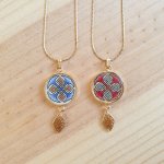 Colar pendente iluminado com palmetas azuis, entrelaçado dourado e vermelho sobre corrente dourada