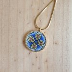 Colar pendente com palmetas azuis, entrelaçamento dourado e vermelho sobre corrente dourada
