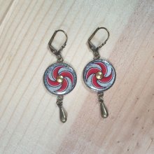 Brincos pendurados em espiral vermelha