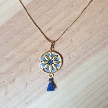 Colar pendente ouro/azul de flores sobre corrente de ouro