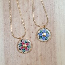 Colar com flores rosa ou azul sobre corrente dourada